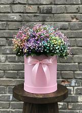 Цветочная композиция из Гипсофила и Розы в шляпной коробке в Суксун