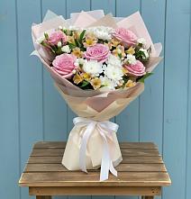 Букет цветов из:  Гвоздики, Орхидеи и Розы в Суксун