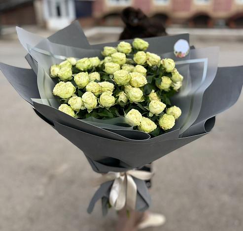Букет Белые кустовые розы Солинеро в Суксун