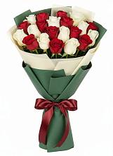Букет Микс из красных и белых роз в Суксун
