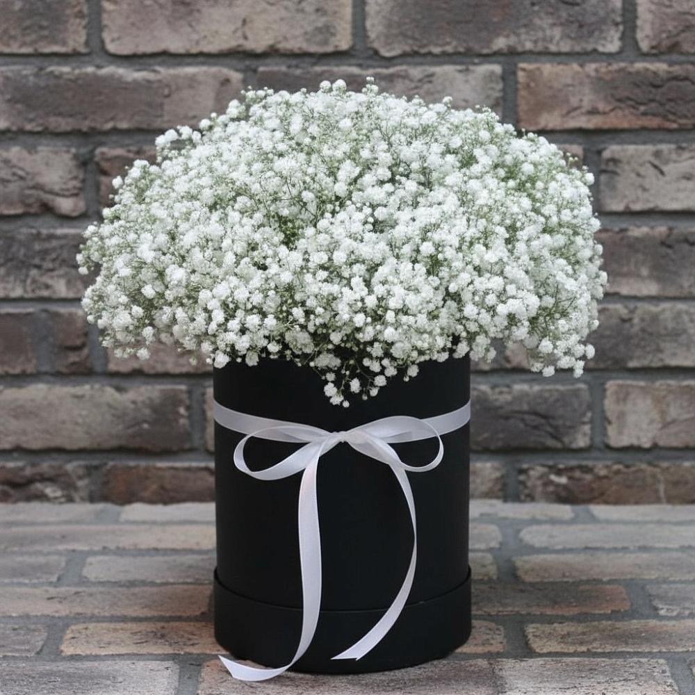 Цветочная композиция из Гипсофила в шляпной коробке в Суксун