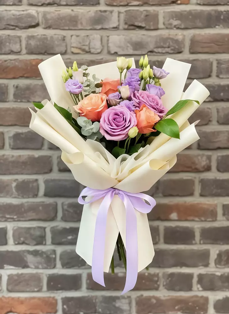 Букет цветов из: Лизиантусы и Розы в Суксун