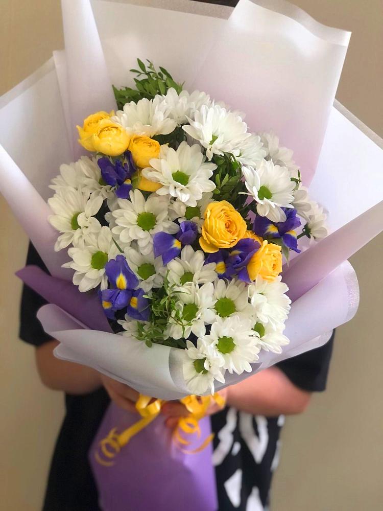 Букет цветов из: Ирисы, Хризантемы и Розы в Суксун