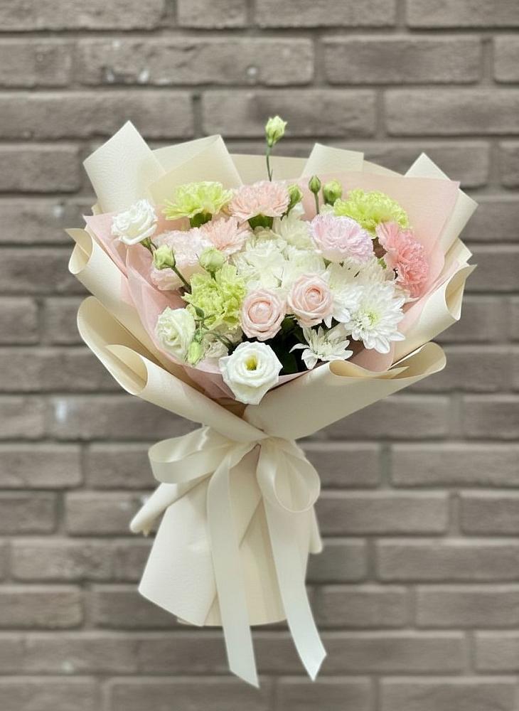 Букет цветов из: Гвоздики, Розы, Лизиантусы и Хризантемы в Суксун