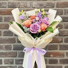 Букет цветов из:  Лизиантусы и Розы в Суксун