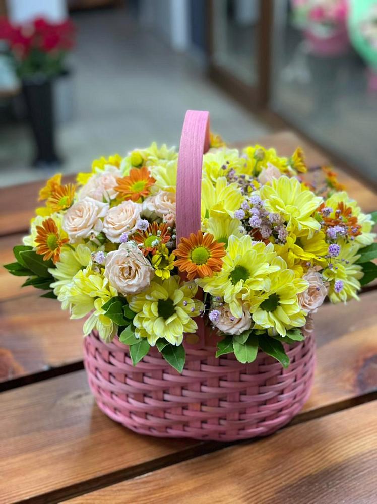 Цветочная композиция из Хризантемы и Розы в корзине в Суксун