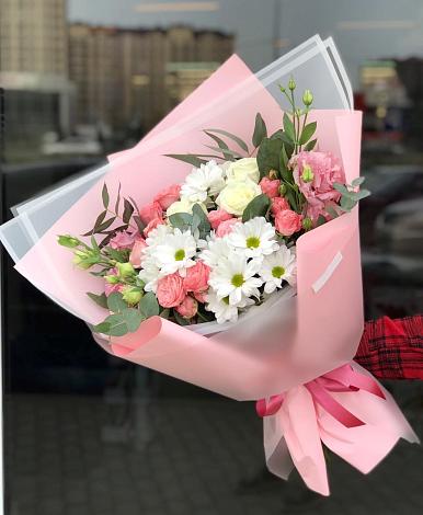 Букет цветов из: Розы, Лизиантусы и Хризантемы в Суксун
