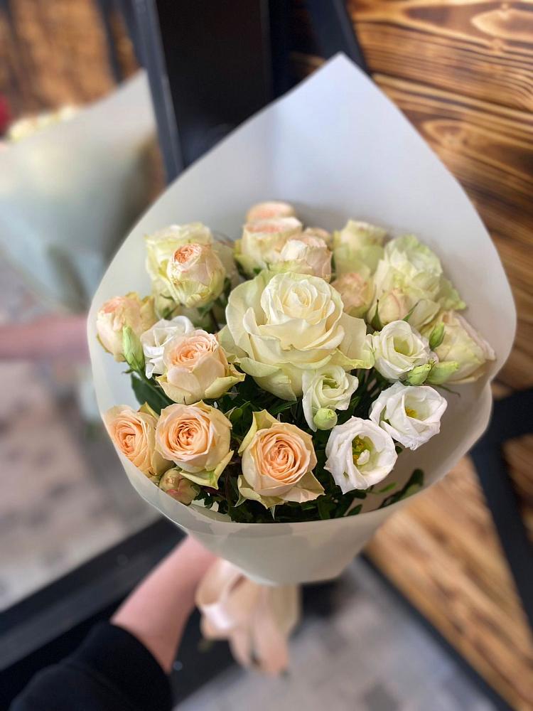 Букет цветов из: Розы и Лизиантусы в Суксун