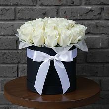 Цветочная композиция из Розы в шляпной коробке в Суксун